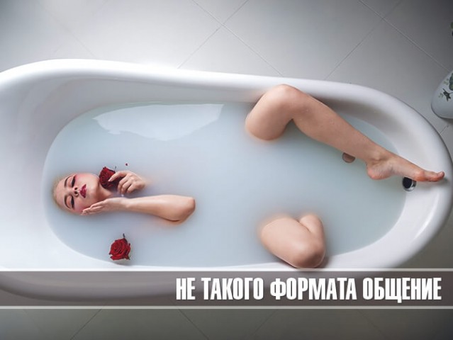 Красивая девушка в ванной и с розами
